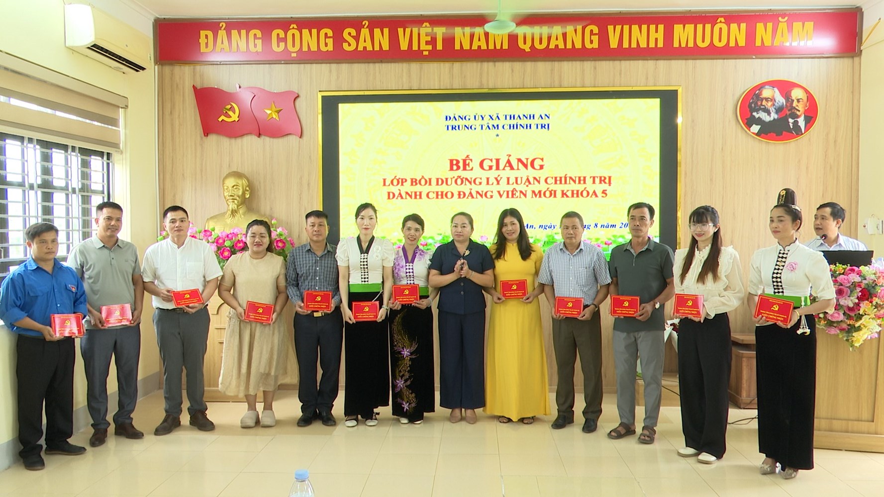 BẾ GIẢNG LỚP BỒI DƯỠNG LÝ LUẬN CHÍNH TRỊ CHO ĐẢNG VIÊN MỚI KHÓA 5