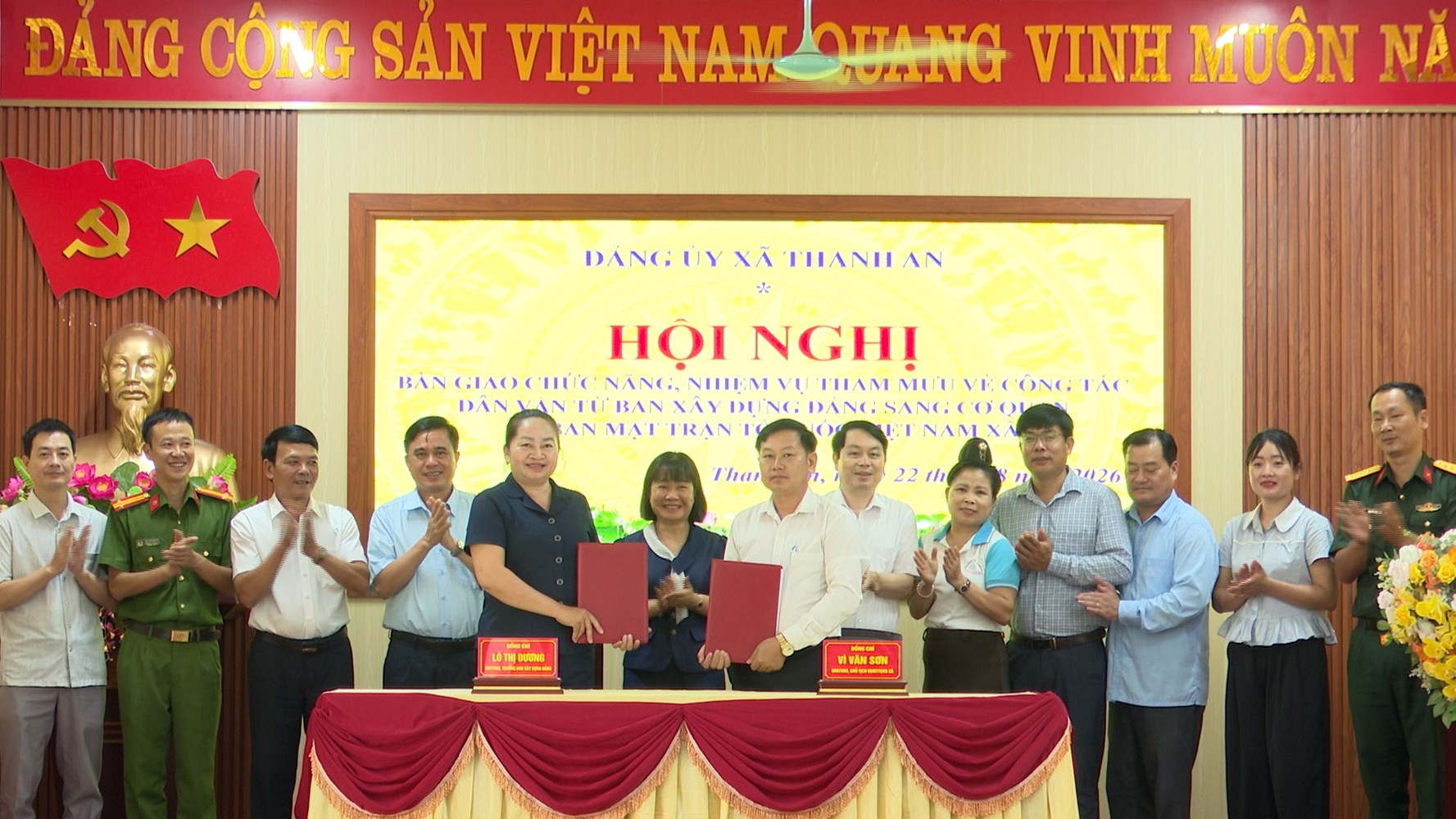 BÀN GIAO NHIỆM VỤ CÔNG TÁC DÂN VẬN VỀ ỦY BAN MẶT TRẬN TỔ QUỐC VIỆT NAM XÃ