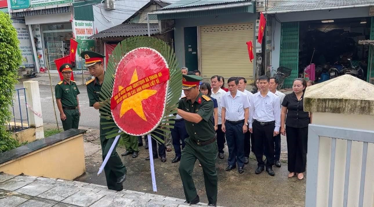 LÃNH ĐẠO XÃ THANH AN VIẾNG NHÀ BIA TƯỞNG NIỆM CÁC ANH HÙNG LIỆT SỸ