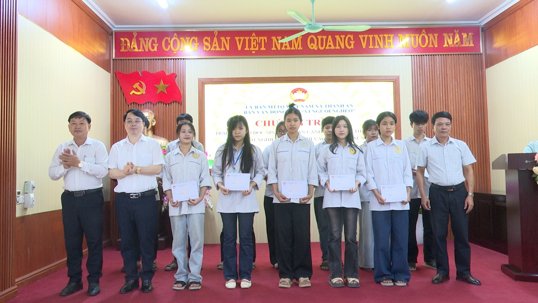 THANH AN: TRAO HỖ TRỢ CHO HỌC SINH CÓ HOÀN CẢNH KHÓ KHĂN