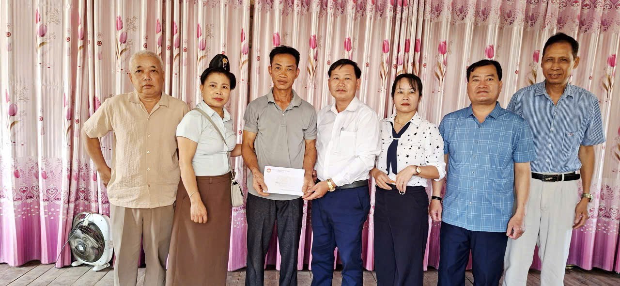 MẶT TRẬN TỔ QUỐC XÃ THANH AN TRAO TIỀN HỖ TRỢ CÁC GIA ĐÌNH BỊ ẢNH HƯỞNG THIÊN TAI VỀ NHÀ Ở