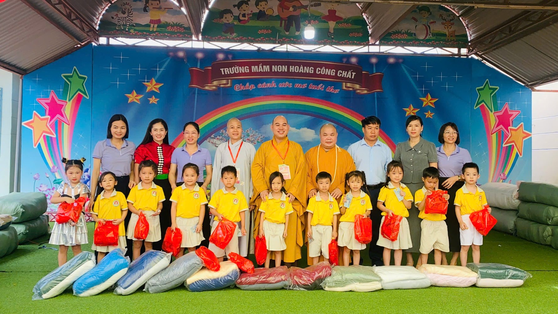 BAN TRỊ SỰ GIÁO HỘI PHẬT GIÁO VIỆT NAM TỈNH ĐIỆN BIÊN TRAO QUÀ CÁC CHÁU HỌC SINH MẦM NON XÃ THANH AN