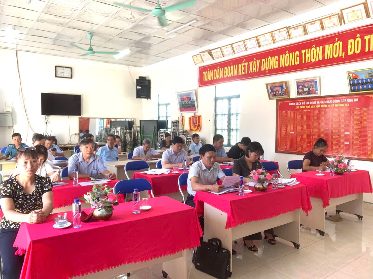 ĐỒNG CHÍ BÍ THƯ ĐẢNG ỦY XÃ THANH AN DỰ SINH HOẠT THƯỜNG KỲ TẠI CHI BỘ THÔN 24